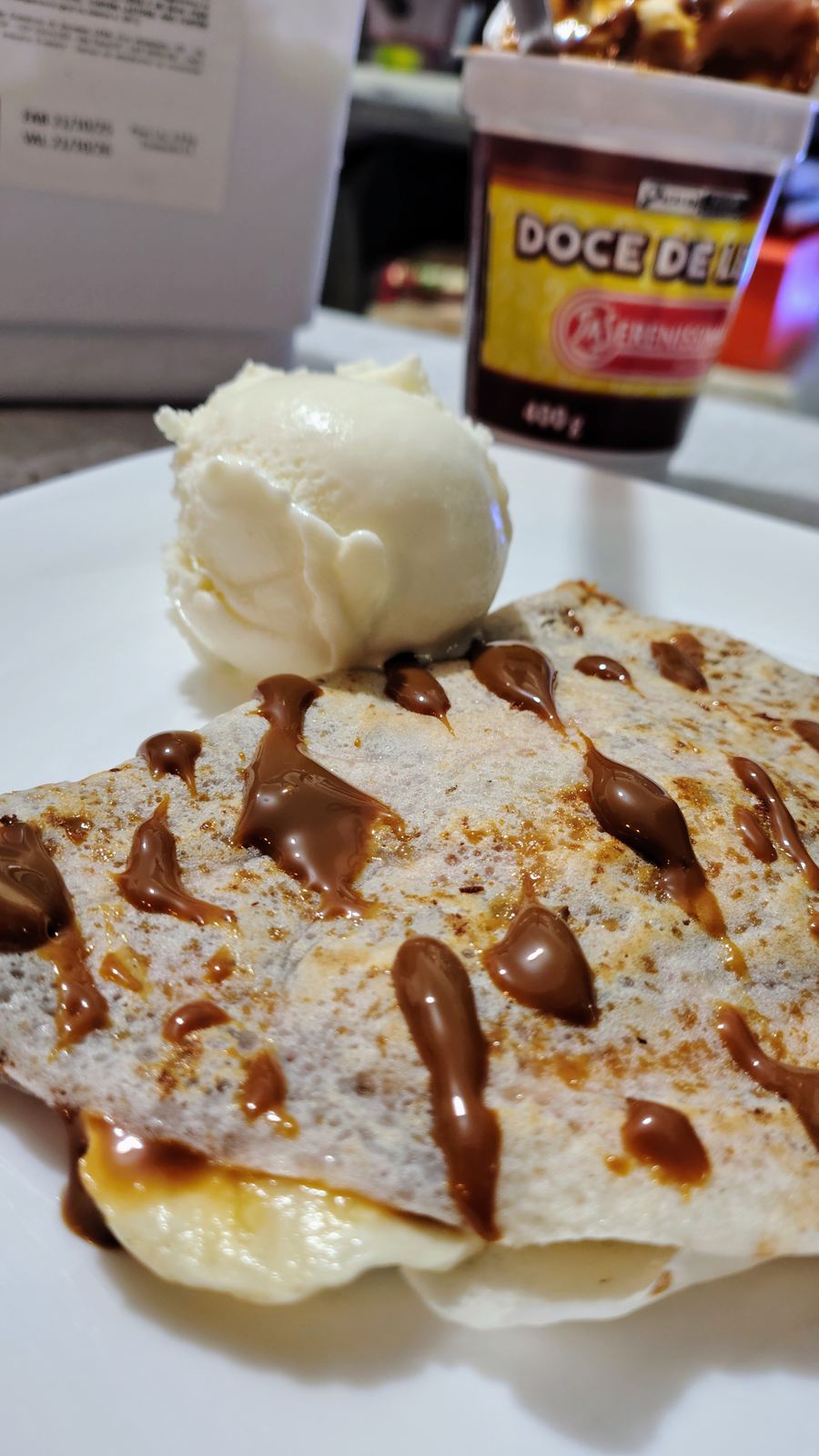 Crepe com doce de leite e sorvete, especialidade da casa