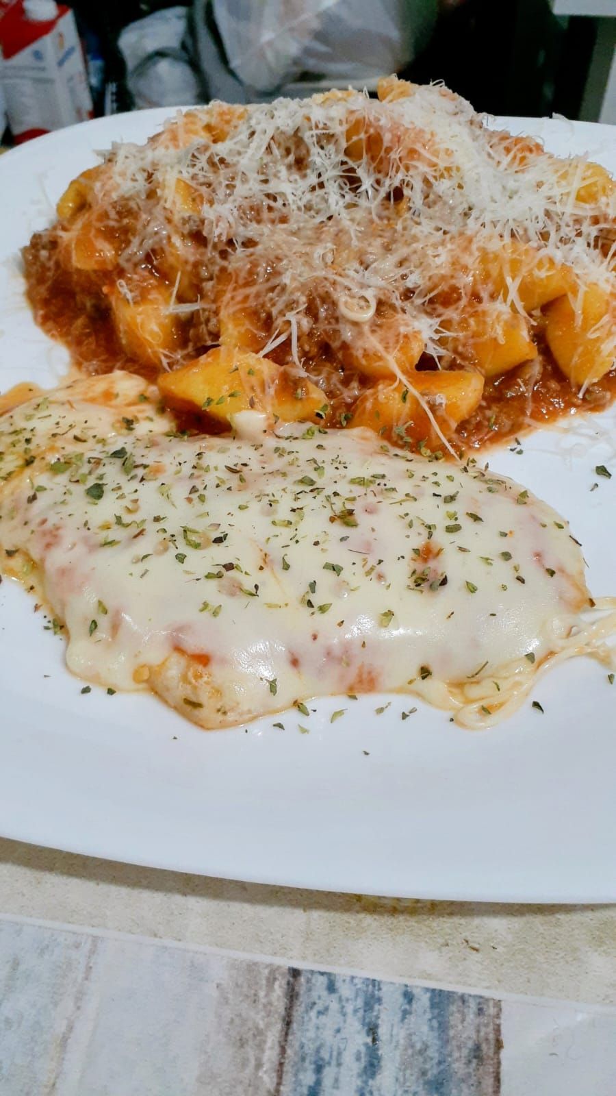 Nhoque ao molho vermelho com parmesão